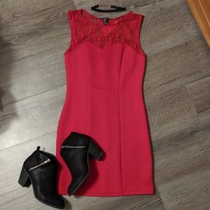 Body-con lace dress
